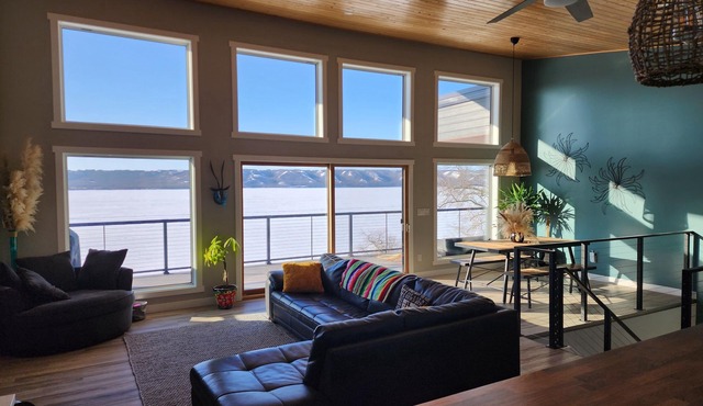 Lakefront Luxury with Hot tub