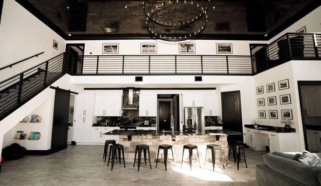 LAKEFRONT LUXURY WITH HOT TUB & 30 MINS. FROM THEME PARKS