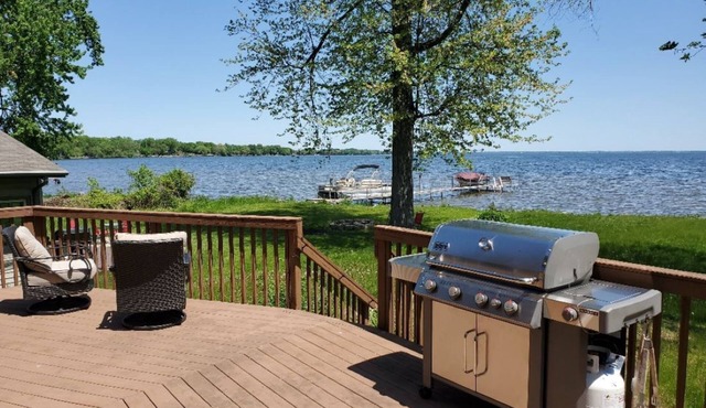 Lakefront Luxury - Wonderful lodging nestled on the shore