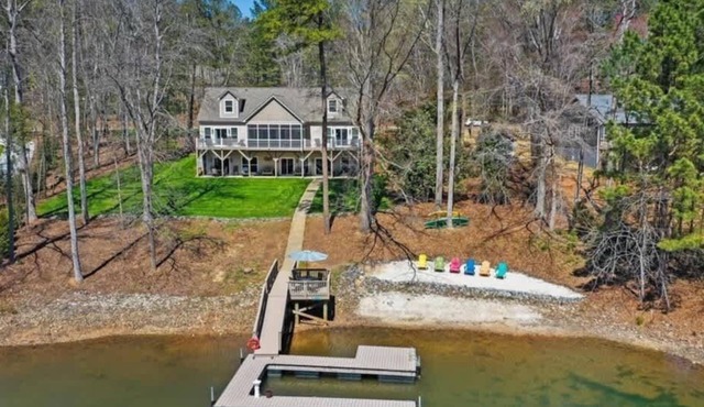 Lakefront Manor with Beach, Gameroom, Sauna, Theatre