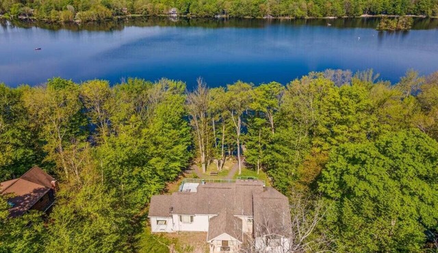 Lakefront Mansion w/Hottub, Firepit, Ping Pong!