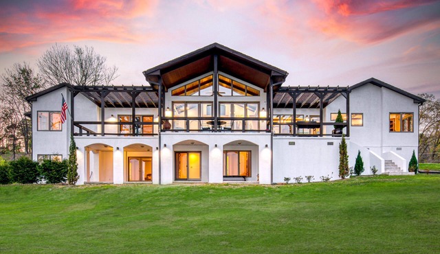 Lakefront Mansion! Enjoy Ping Pong, Pool, Shuffleboard, Kayaking, BBQ & Sunsets!