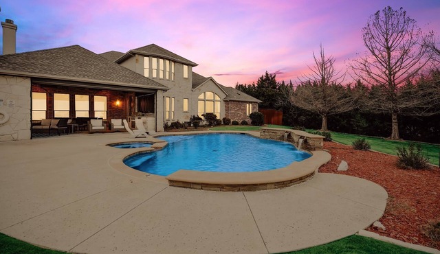 Lakefront Mansion with Pool and Cinema