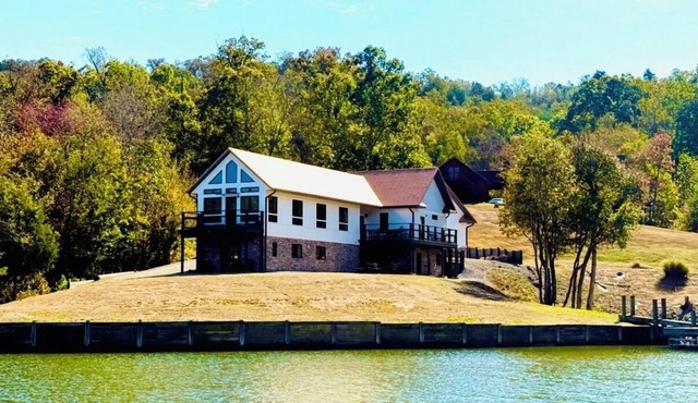 LAKEFRONT-Master Suite, Master Bunk Room. Spa, Gameroom, Bar, Pool Table. 3400sf