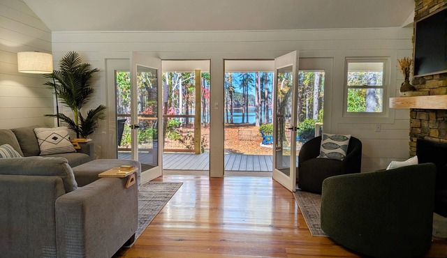 Lakefront Masters Retreat: Newly Renovated