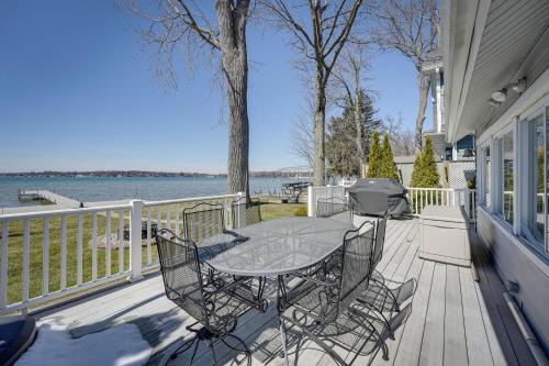 Lakefront Michigan Cottage - Deck, Grill and Kayaks!