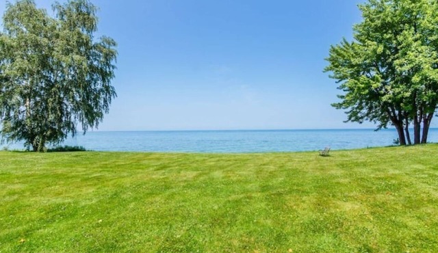 Lakefront Midcentury Cottage