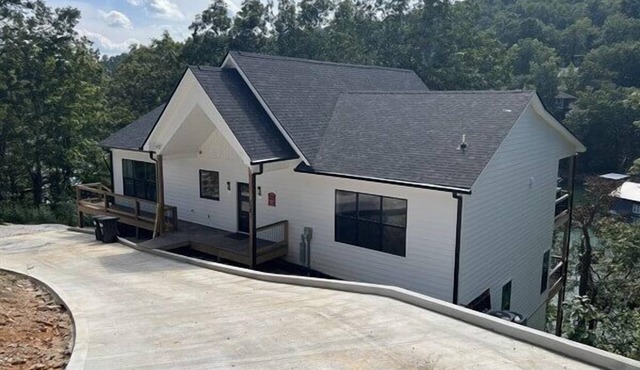 Lakefront, minimal steps to water. Large private dock, Chef's kitchen