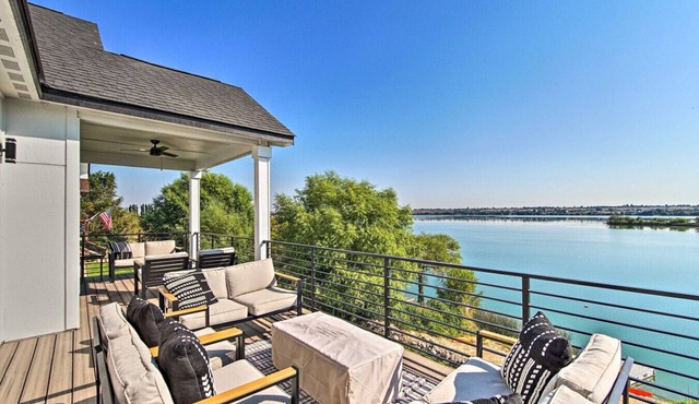 Lakefront Moses Lake Home w/Dock & Game Room!