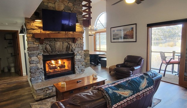 Lakefront Mountain Retreat, Lake views, Newly Renovated, Dogs Welcome