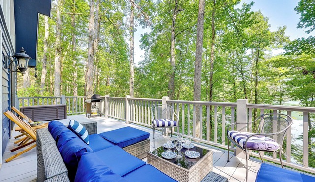 Lakefront Murphy Getaway w/Deck, Dock & Kayaks!