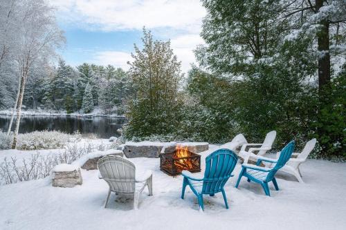 Lakefront Muskoka Cottage with Fire Pit and BBQ