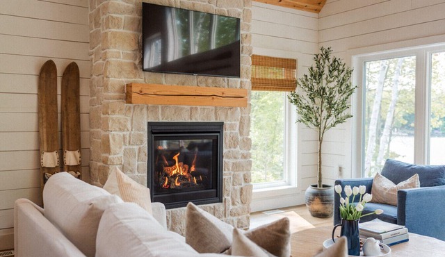 Lakefront Muskoka Cottage w/hot tub