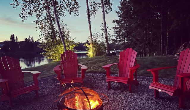 Lakefront Muskoka Retreat - Hot tub / Sauna - 11 beds - sleeps 8-10 adults