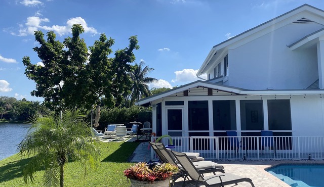 LakeFront - Near Hard Rock Casino w private pool