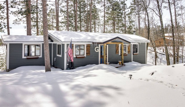 Lakefront Nevis Cabin Escape w/Hot Tub!