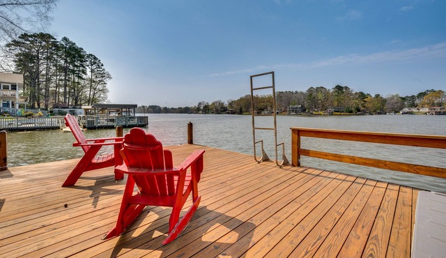 Lakefront New London Home: Dock, Fire Pit + Views!
