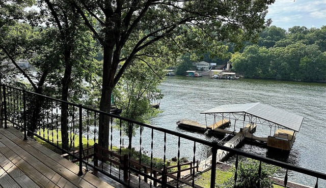 Lakefront, no hills,large decks w 2 boat dock Experience waterfront lake living!