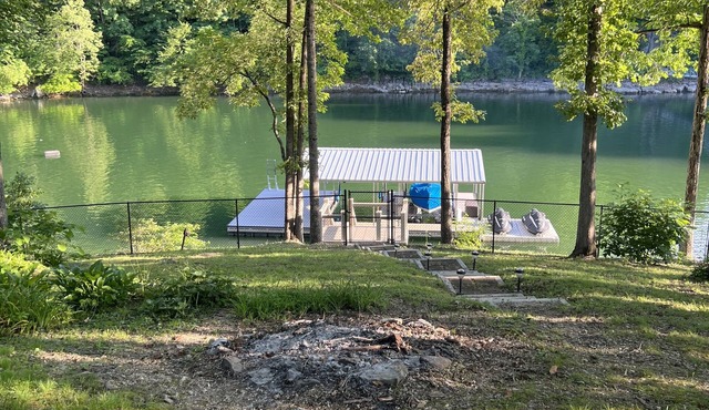 Lakefront Norris Lake house. Dock, Minimal Stairs. Close to I-75, Jacksboro, TN