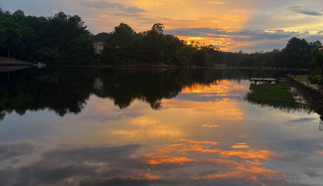 LAKEFRONT OASIS! TRANQUIL RETREAT AWAITS YOU IN HOT SPRINGS VILLAGE!