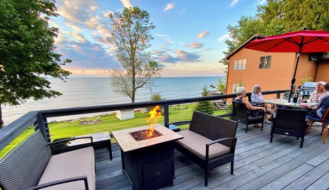Lakefront Oak Cottage Hot Tub & Fire Pit