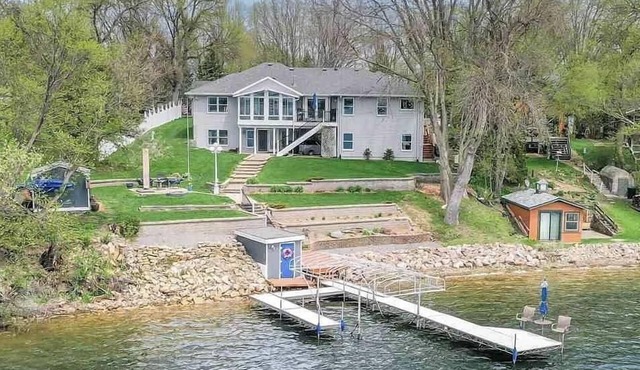 Lakefront Oasis; 6bdrm, Game Room, Sun Room- lake days and family memories!