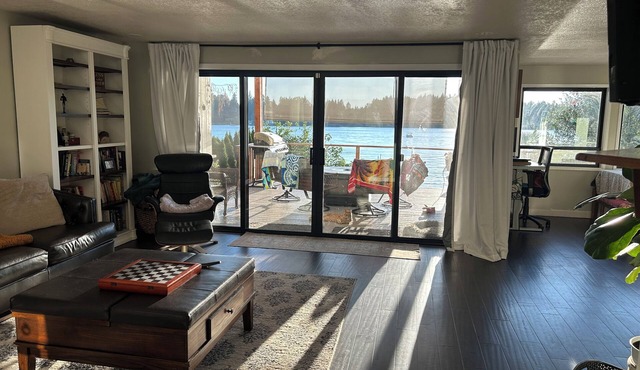 Lakefront Oasis, come enjoy every sunset