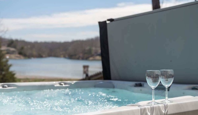 Lakefront Oasis: Hot Tub, Kayaks, & Game Room