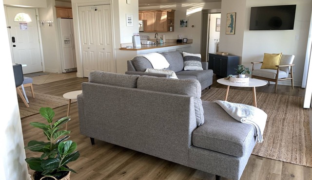 Lakefront Oasis - Lakefront w/Views, Private Shared Dock, Wrap Around Deck