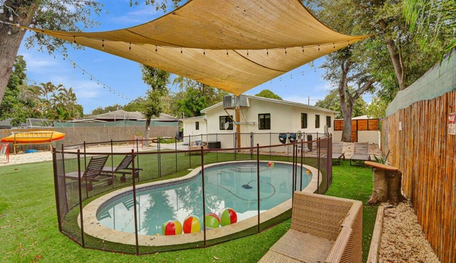 Lakefront Oasis: Pool, Kayak & Beach Volleyball