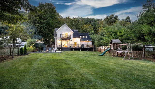 Lakefront Oasis 50mi from NYC. Game Room, Kayaks, Dock, Hot Tub Soon.