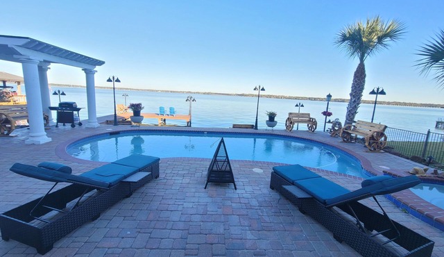 Lakefront Oasis