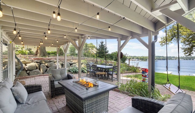 Lakefront Oasis w/2 fire pits, game room & kayaks