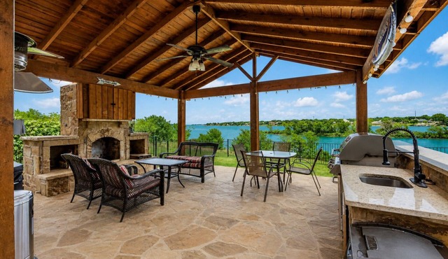 Lakefront Oasis w/covered Patio + outdoor Kitchen