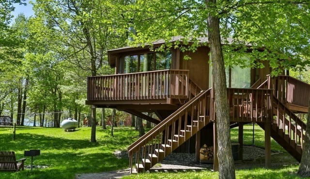 Lakefront Octagon Treehouse - Fisherman's Paradise