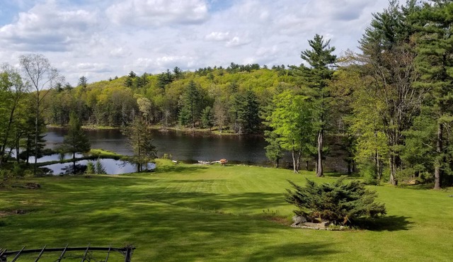 Lakefront on 31 acres, Kayaks, boat, Hiking, Fishing, Paradise for kids and pets