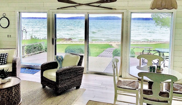 LAKEFRONT- On Big Platte Lake- COZY MODERN VINTAGE RETREAT