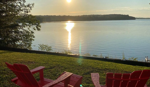 Lakefront on Dubay Sleeps 13 Firepit Sauna Ski Kayak Outdoor Bar Sunsets