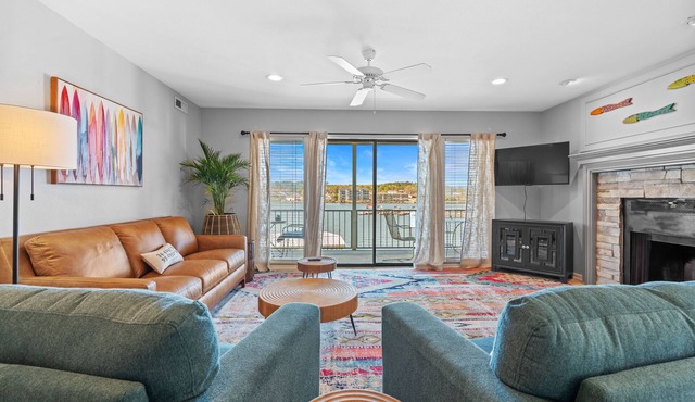 Lakefront on Hamilton! King Size Beds, Pool, Boat Slip & Gorgeous Sunsets!