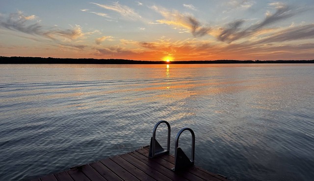 LAKEFRONT ON KENTUCKY LAKE: Sleeps up to 12! 3 King Beds + Bunk Room