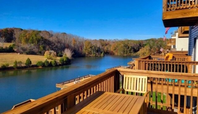 Lakefront on quiet cove, stylishly updated with modern amenities, 3 decks, Blackstone, kayak