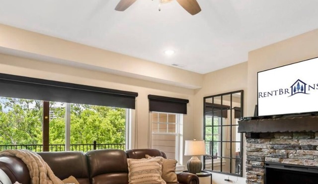 Lakefront on Taneycomo with Fireplace, Just Minutes from Branson Landing