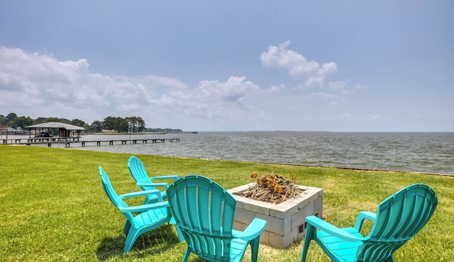Lakefront Onalaska Home w/Screened-In Porch!