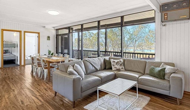 Lakefront Palms - Lakefront living, pet friendly home