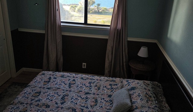 Lakefront panoramic views! 2-bedroom 2-bathroom house in beautiful Granite Bay