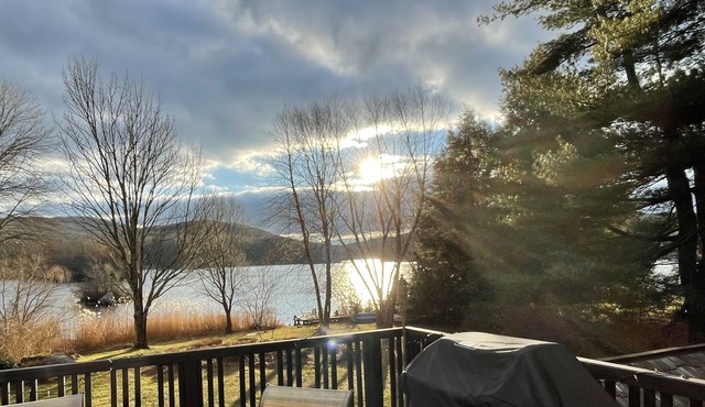 Lakefront Paradise One Hour From Manhattan