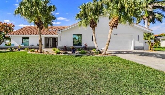 Lakefront Paradise – Heated Pool & Near Beaches