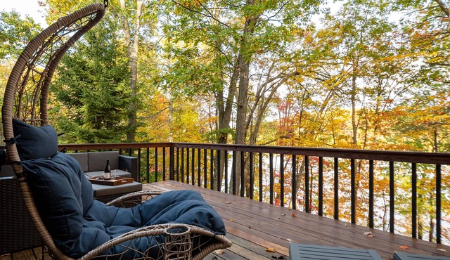 ✔ Lakefront paradise & lake toys included! Hot Tub~Dock~Game room & Fire-pit!