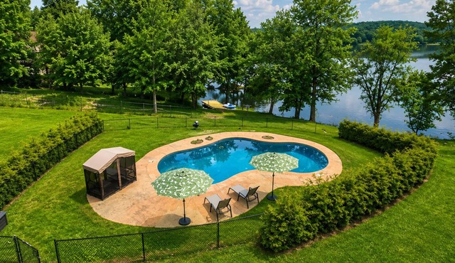 Lakefront Paradise Pool + Paddle Boats Sleeps 12