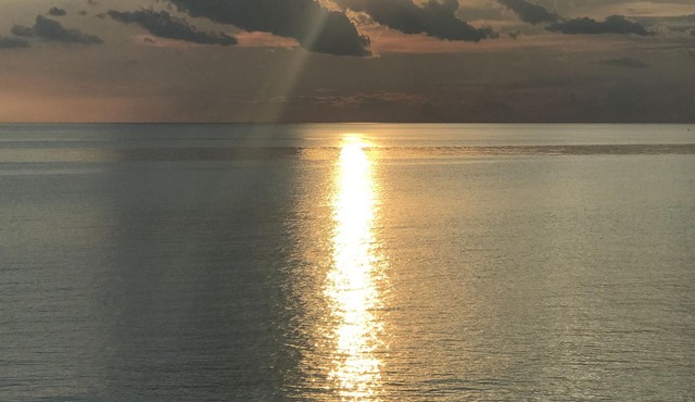 Lakefront Paradise - Sleeps 6 - Only $400/Night